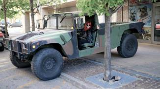 Utazás egy igazi katonai Humvee-ben kosár