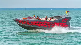 HyperJet Adrenalin élményhajózás Balatonon 880 Le-ős motorcsónakkal kosár
