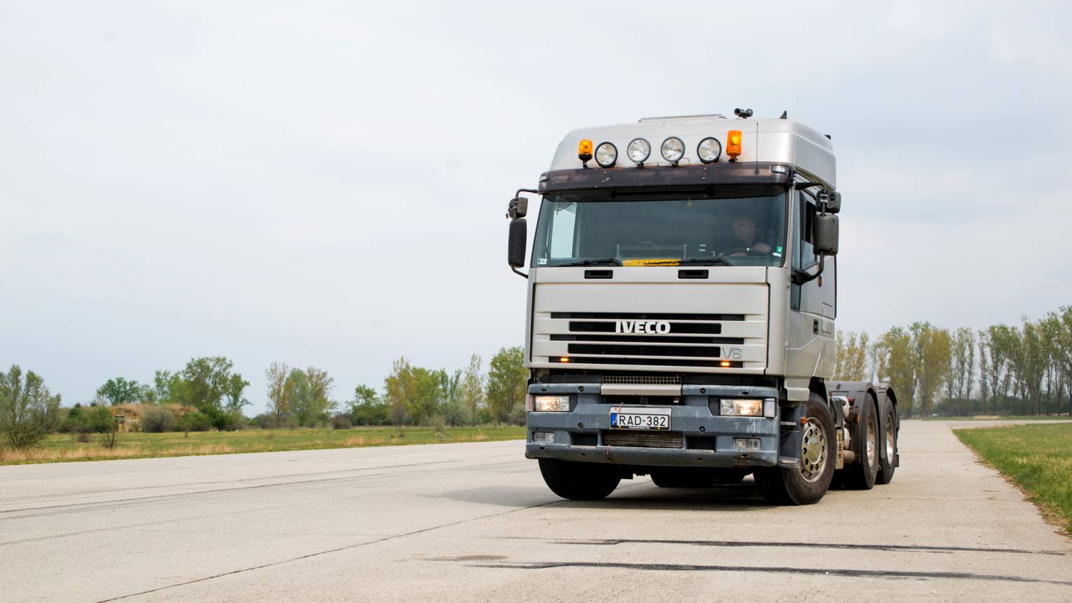 Iveco nyerges kamion vezetés szlalom pályán + gyorsulás