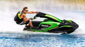 Állós Jetski élmény Budapest szélén a Fundy tavon kosár