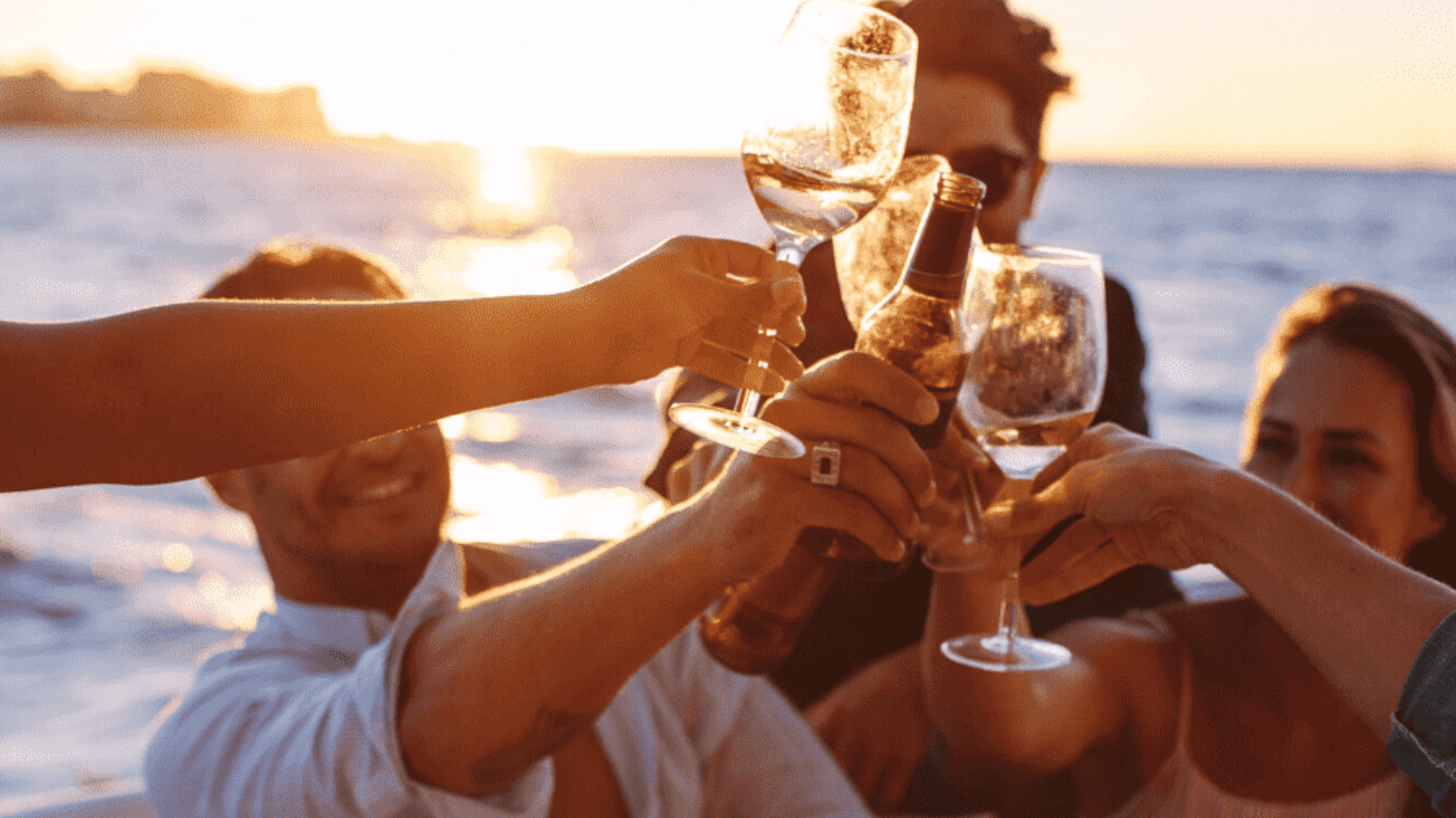 Joycruise élményhajózás hétvégén a Balatonon kapitánnyal és egy üveg borral