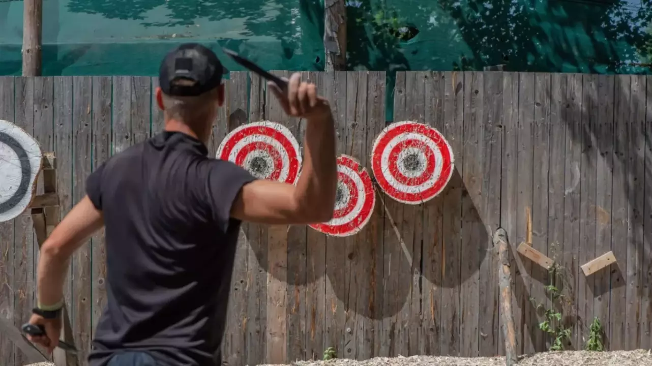 Késdobálás a Kövér Ranch-on, Nagytarcsán fő kép