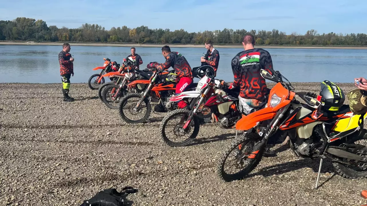 KTM Crossmotoros erdei túra a Csepel szigeten a Duna mentén fő kép