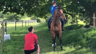 Lovas lánykérés a Dunakanyarban, a Dunaparton lovagolva kosár