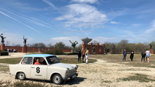 Pöfögés és sétaautókázás a Memento Park szobrai között 2