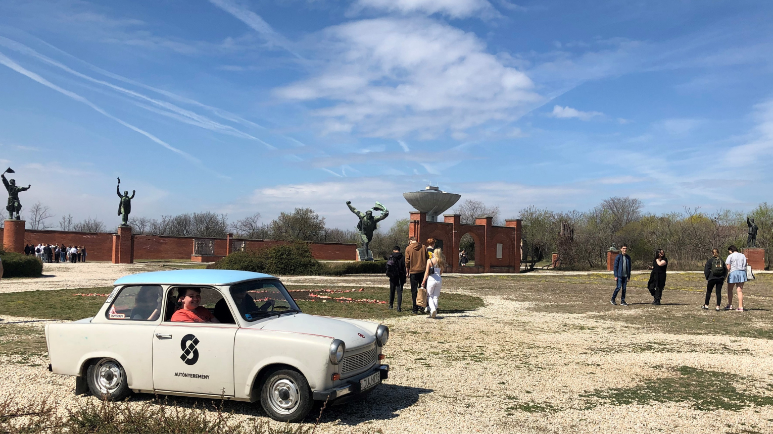 Pöfögés - Sétaautókázás a Memento Park szobrai között