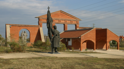 Pöfögés és sétaautókázás a Memento Park szobrai között 6