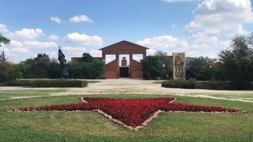 Pöfögés és sétaautókázás a Memento Park szobrai között 7