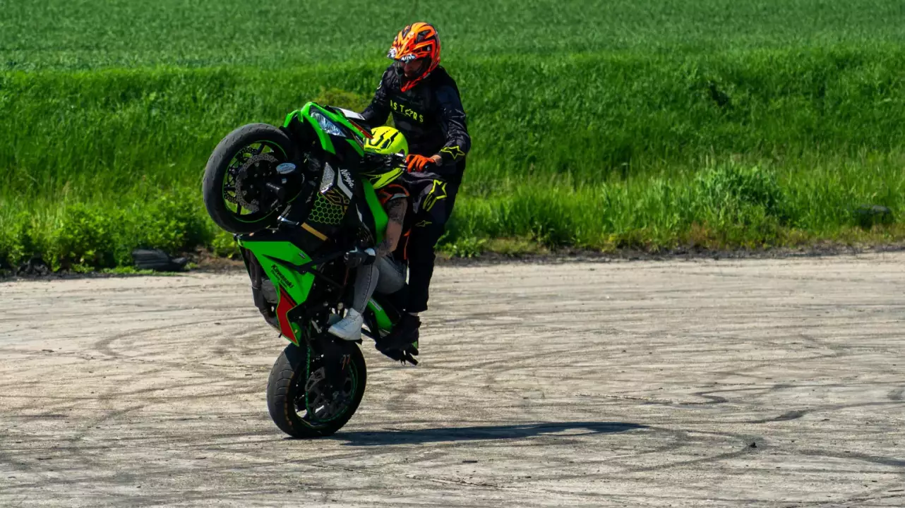 Tanulj meg egykerekezni egy Kawasaki motorral! fő kép