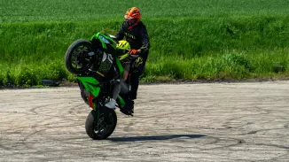 Tanulj meg egykerekezni egy Kawasaki motorral! kosár