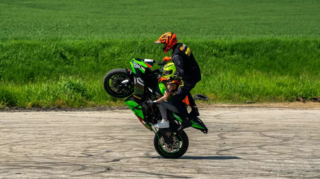 Stunt taxizás! Extrém motorkaland csak bevállalós utasoknak !!! fő kép