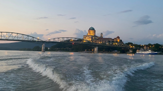 Motorcsónakkal Dunakanyar felfedezése Esztergomból indulva kosár
