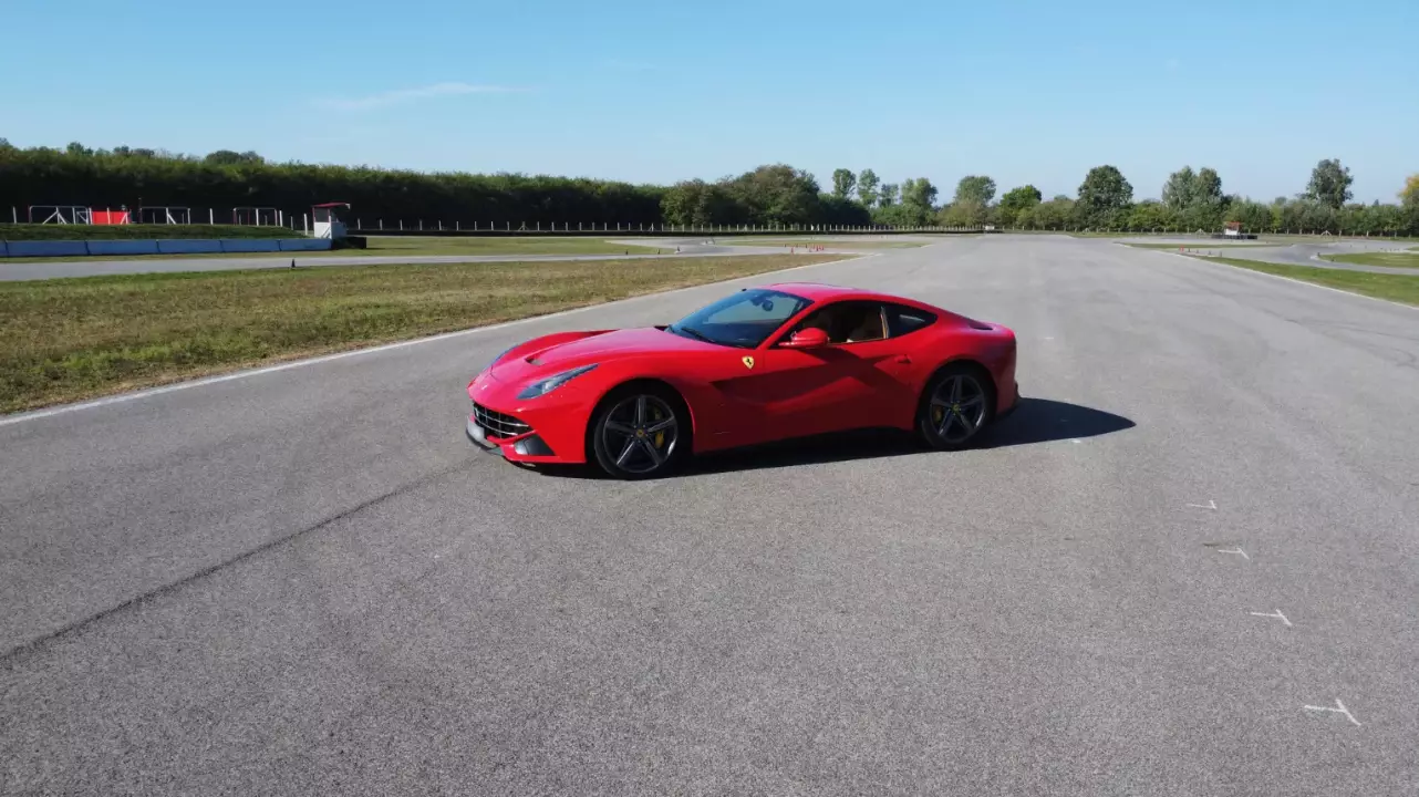 Ferrari F12 élményvezetés az M-Ringen – hétköznap/hétvégén fő kép