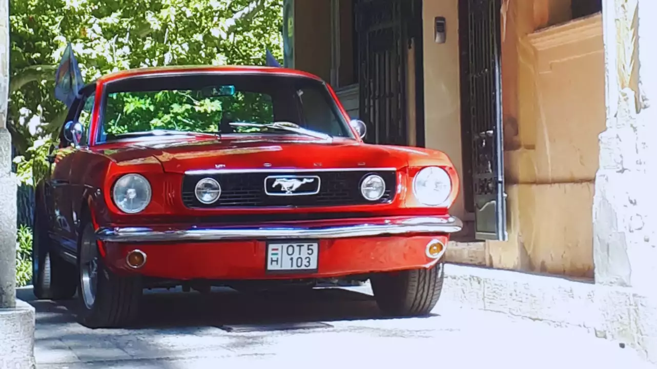 Élményautózás egy 1966-os Ford Mustang Coupé-val Budapesten fő kép