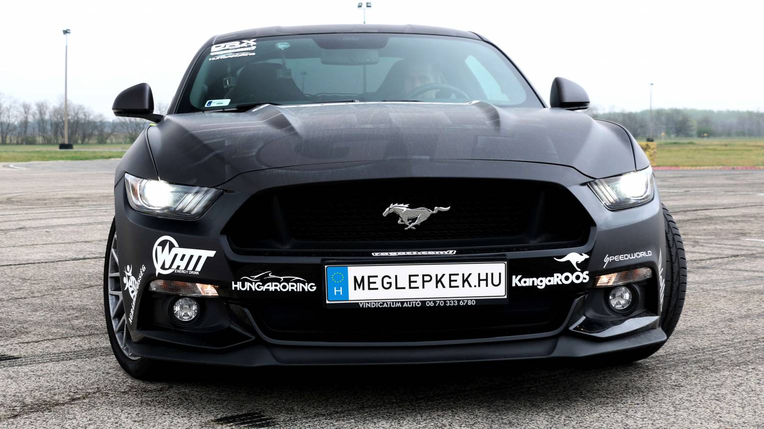 Mustang GT 500 utcai vezetés