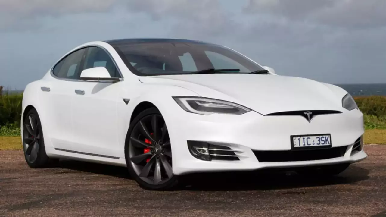 Béreljetek egy Tesla S P100D Raven-t! fő kép