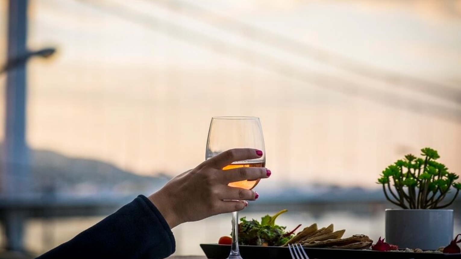 Romantikus vacsora kettesben gyönyörű panorámával a Rudas Bistróban