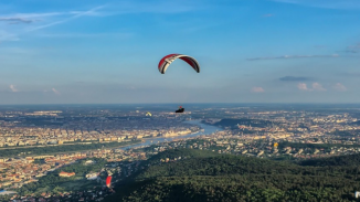 Siklóernyős tandemrepülés Budapesten a Hármashatár-hegyen kosár