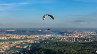 Siklóernyős tandemrepülés Budapesten a Hármashatár-hegyen kosár