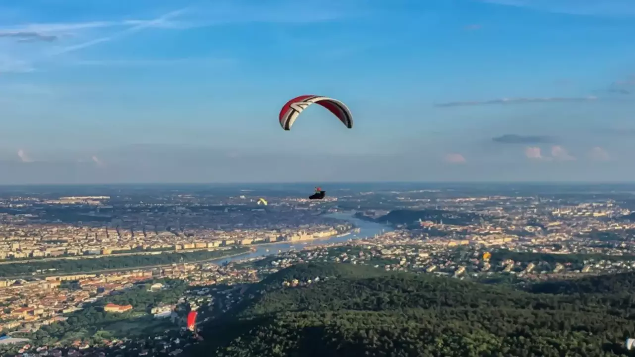 Siklóernyős tandemrepülés Budapesten a Hármashatár-hegyen fő kép