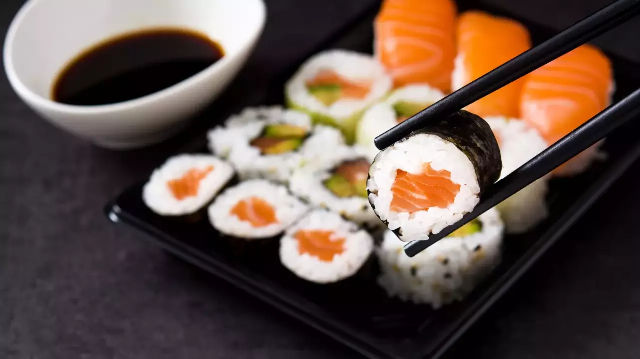 Merülj el a sushi készítés rejtelmeiben japán főzőkurzus alkalmával fő kép