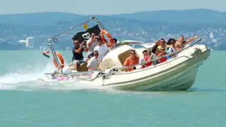 Adrenalin túra a Balatonon - 320 lóerős motorcsónakkal kosár