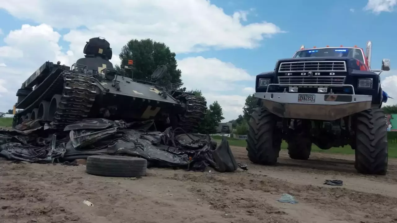 Két szörny! Monster Truck és Tank vezetési csomag fő kép