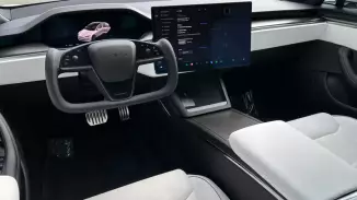 Tesla Model S Plaid utcai élményvezetés