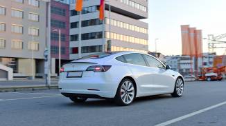 Tesla Model 3 Performance élményvezetés Budapesten kosár