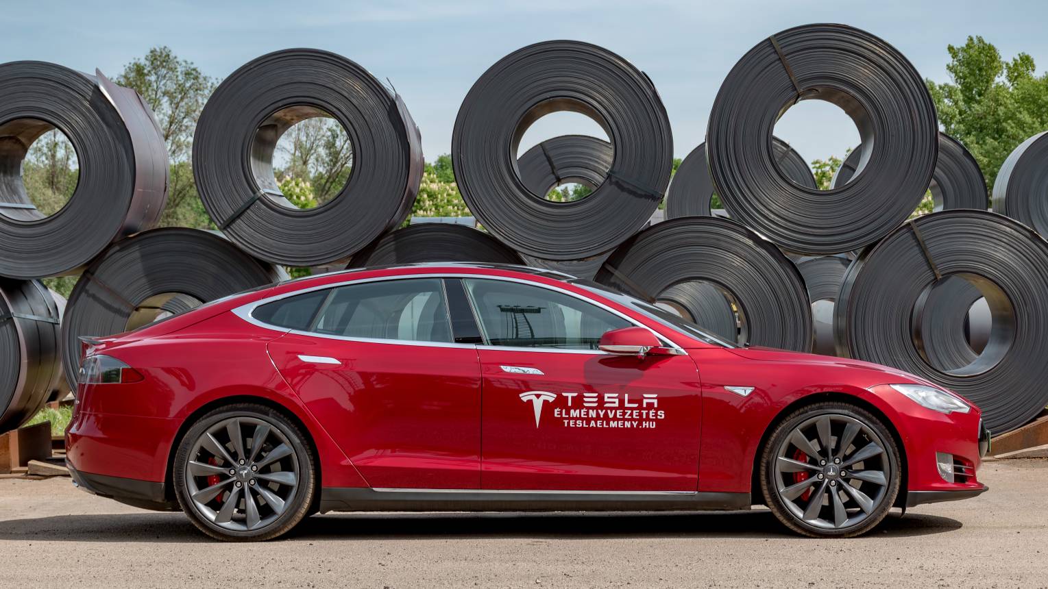 Tesla Model S P90D utcai vezetés