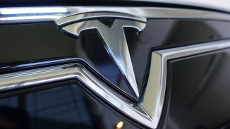 Tesla Model S 85 -2014 ezüst kölcsönzése kosár
