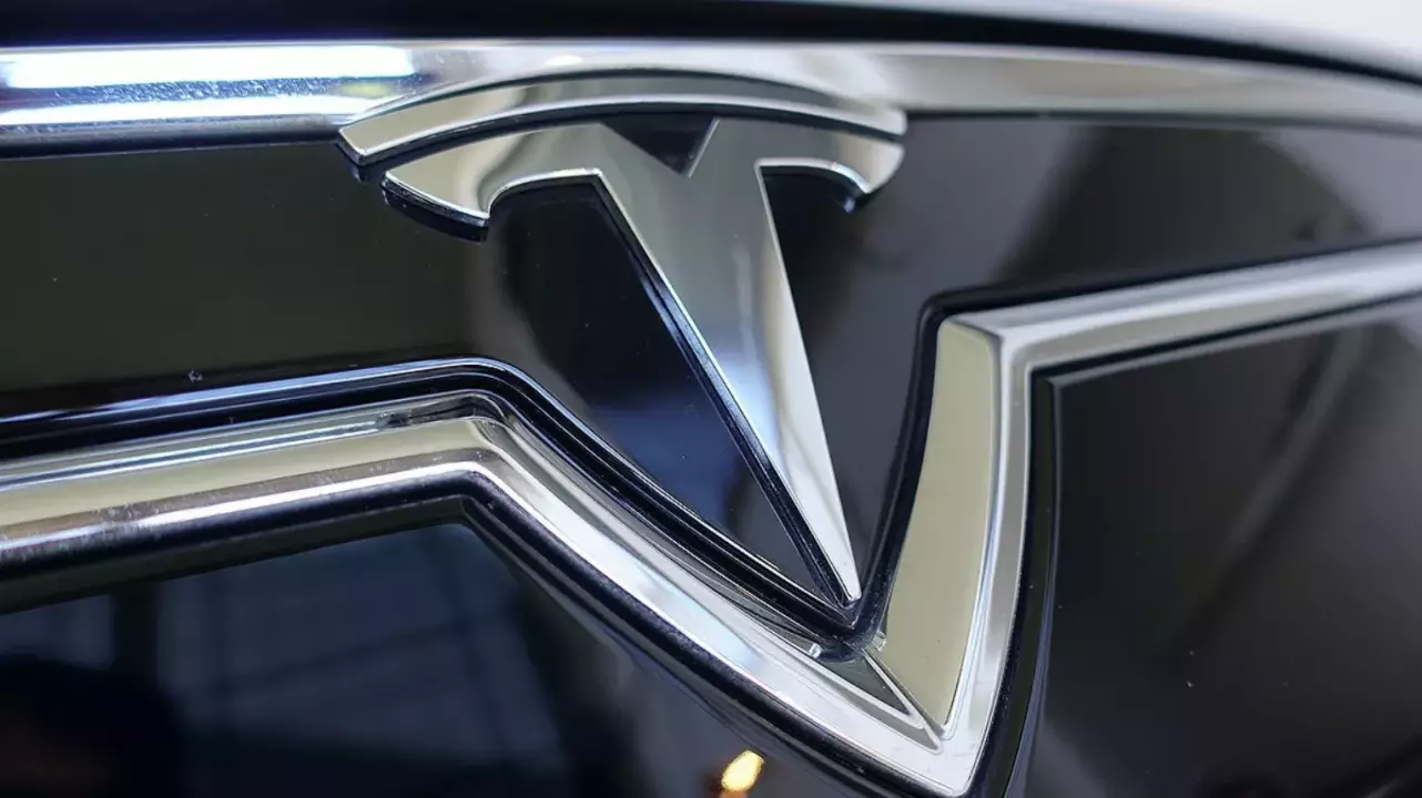 Tesla Model S 85 -2014 ezüst kölcsönzése fő kép