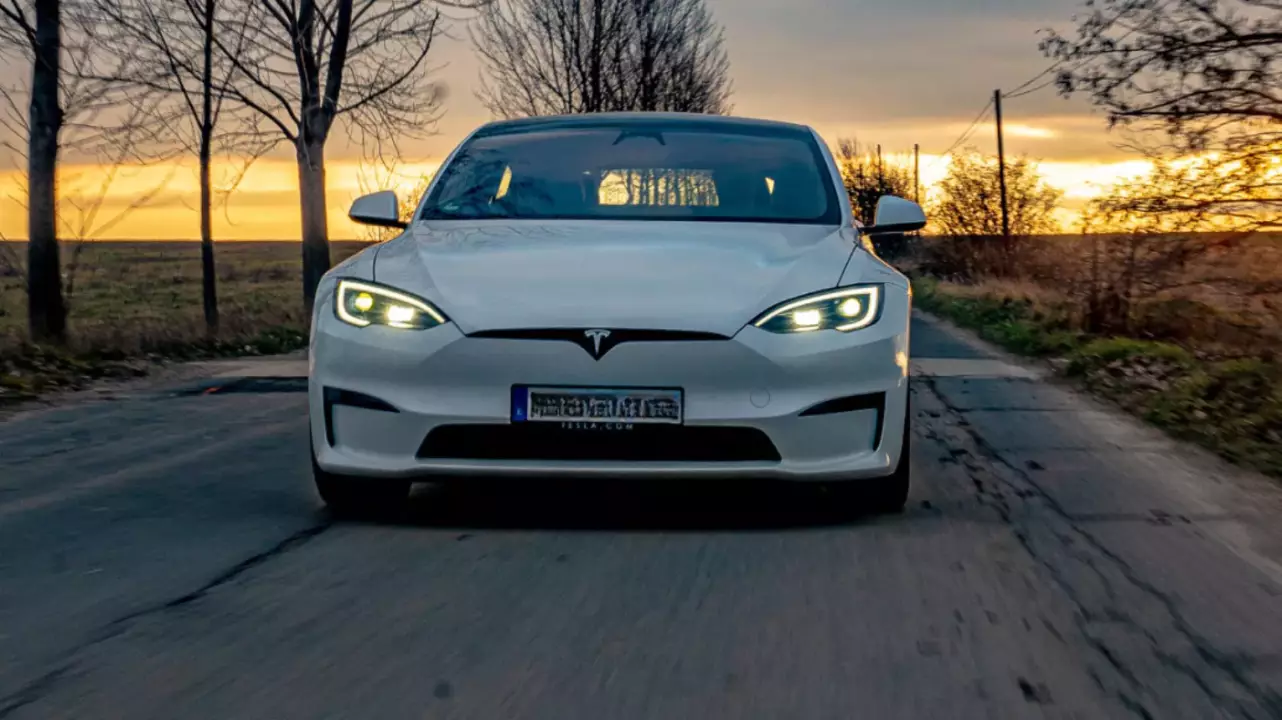 Gyorsulás 1020 Lóerős Tesla Plaiddel a Kakucs Ringen fő kép