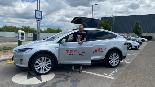 Tesla Model X 90D Dual motor 2017-es (Ezüst domina) vezetése 2