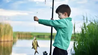 Apa-fia horgászkaland a Tisza-tavon csónakból kosár