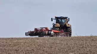 Traktor élményvezetés szántóföldi körülmények között! Tatán kosár