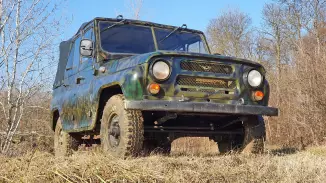 UAZ katonai terepjáróval off-road vezetés kosár