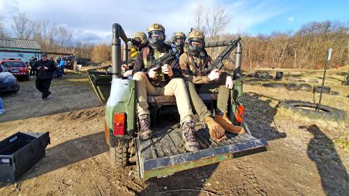 Paintball UAZ katonai terepjáróról mozgás közben legénybúcsúra 4