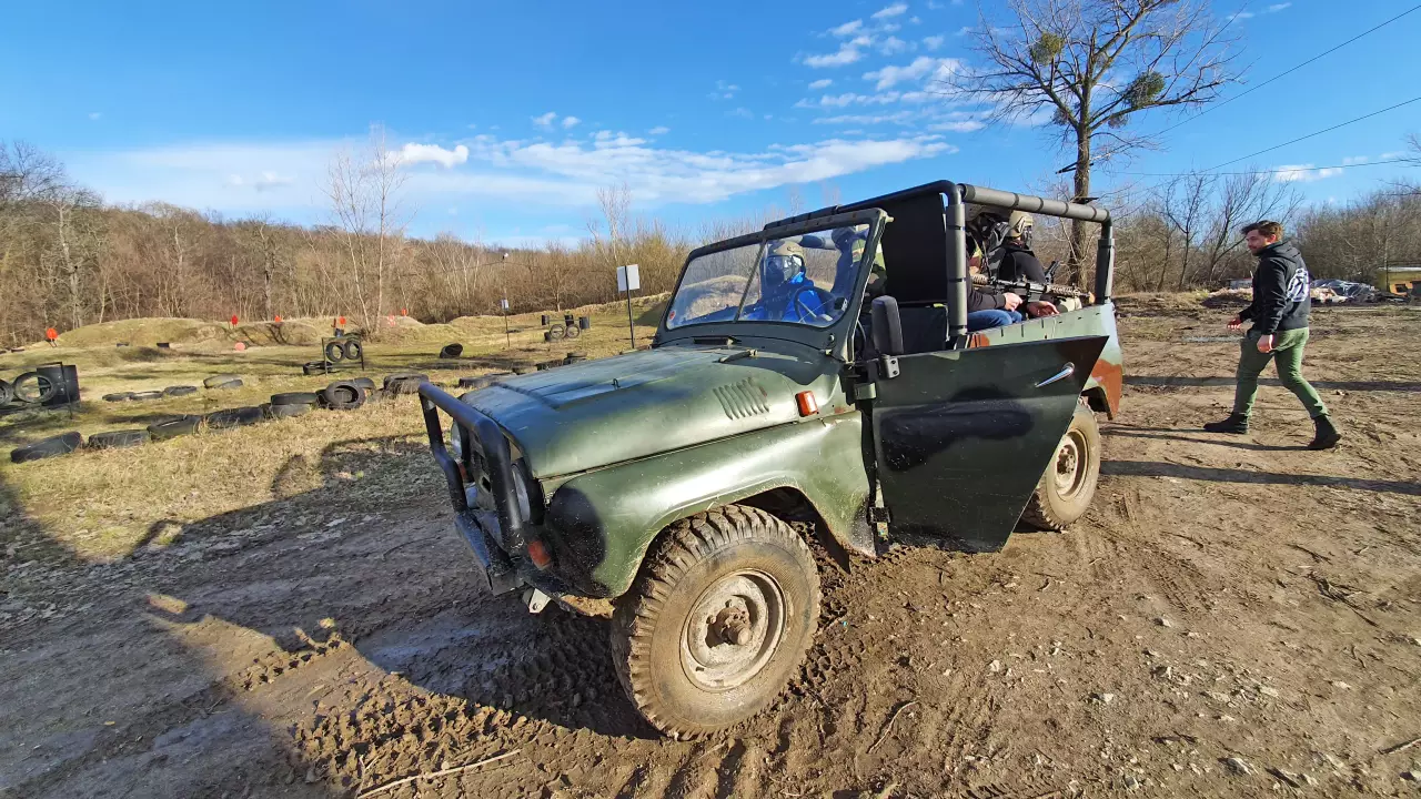 Paintball UAZ katonai terepjáróról mozgás közben legénybúcsúra fő kép