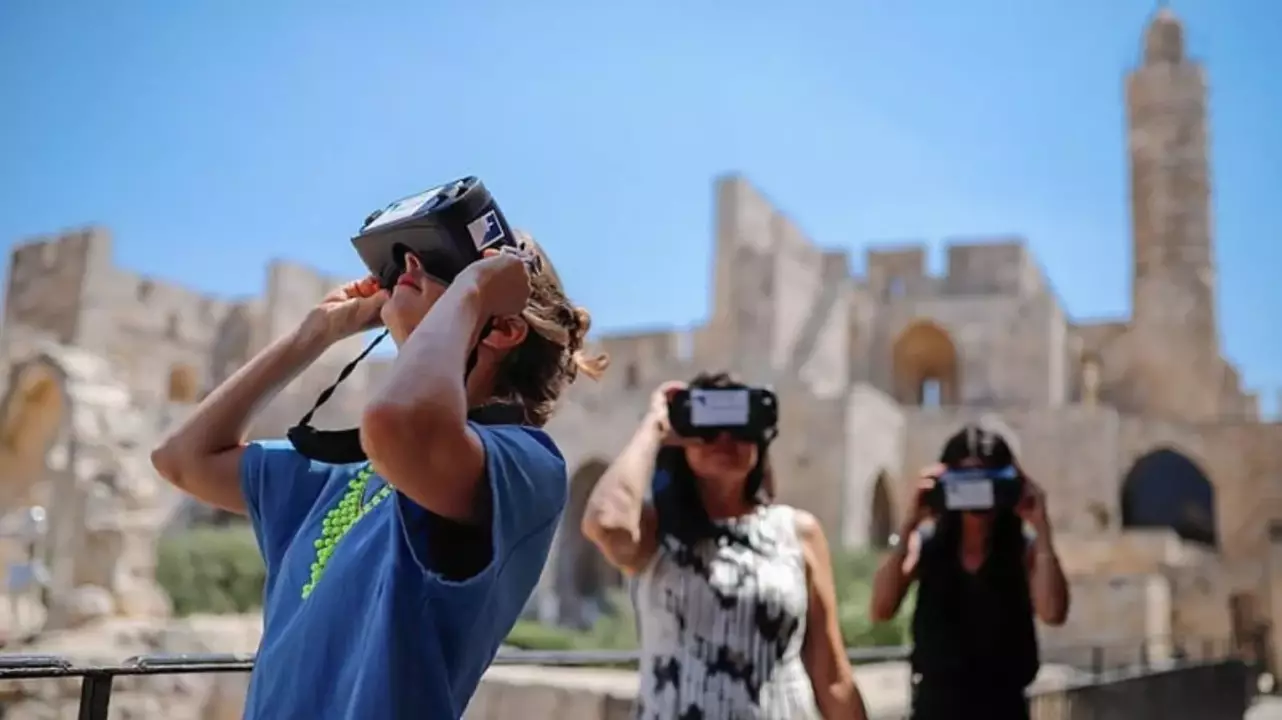 Családi időutazás a VR Tourssal Budapesten 3 főnek fő kép