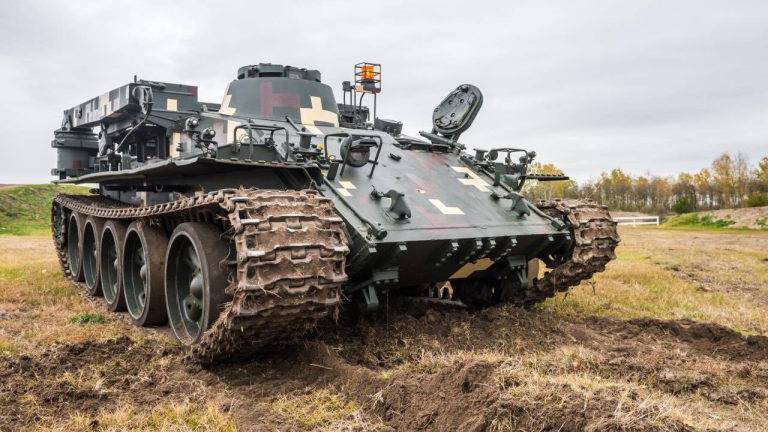 Gyerekeknek Tankrodeózás Gyálon egy VT-55 harckocsin a BIKÁN 2